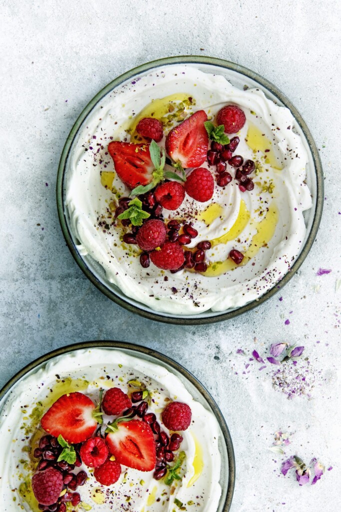 labne met fruit, vanille en rozensuiker