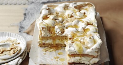 Noorse schuimtaart met banketbakkersroom (kvaefjordkake)