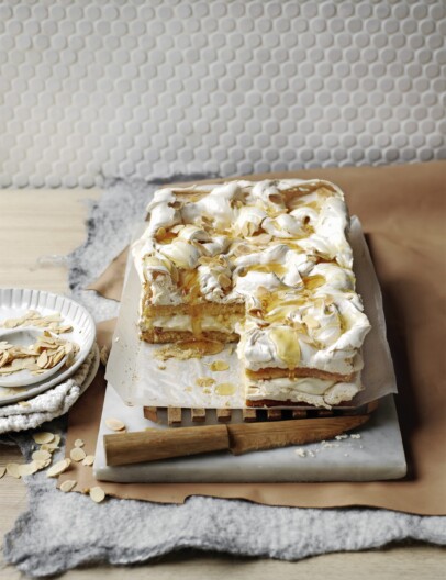 Noorse schuimtaart met banketbakkersroom (kvaefjordkake)