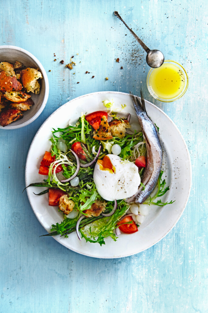 salade niçoise met Hollandse nieuwe en gepocheerd ei