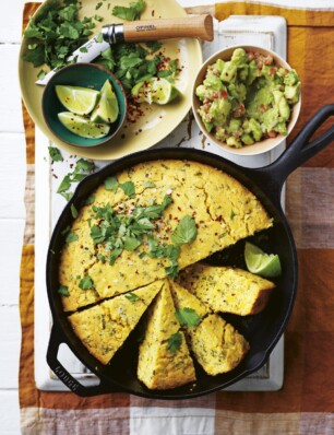 maisbrood met guacamole