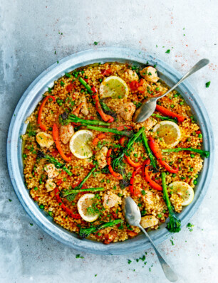 paella van couscous met kip en gegrilde groenten