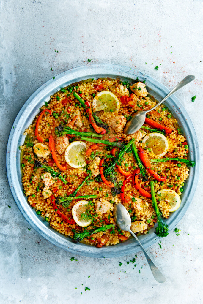 paella van couscous met kip en gegrilde groenten