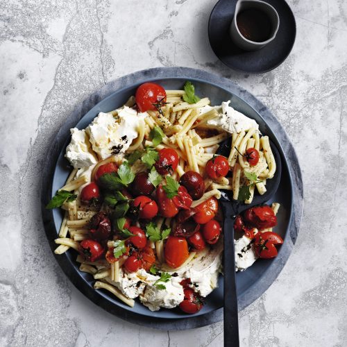 pastasalade met gekneusde tomaatjes en zwarte knoflook labne