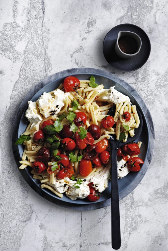 pastasalade met tomaat en zwarte knoflook labne