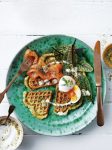 wafels van courgette en haloumi met zalm