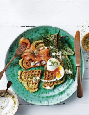 hartige wafels van courgette en halloumi met zalm