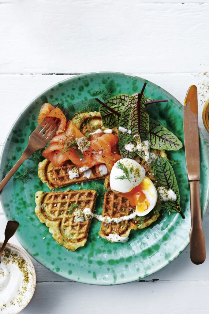 hartige wafels van courgette en halloumi met zalm