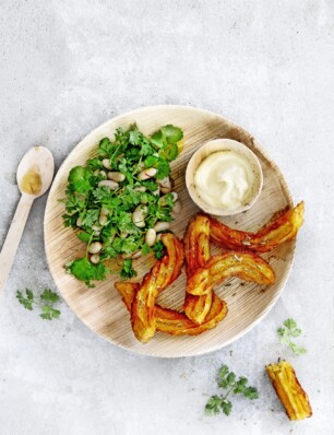 churros van zoete aardappel met kruiden-bonensalade