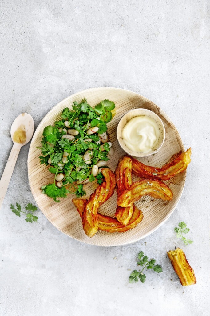 churros van zoete aardappel met kruiden-bonensalade