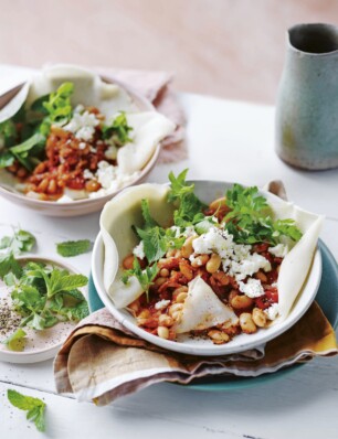 gebakken bonen met flatbread (injera)