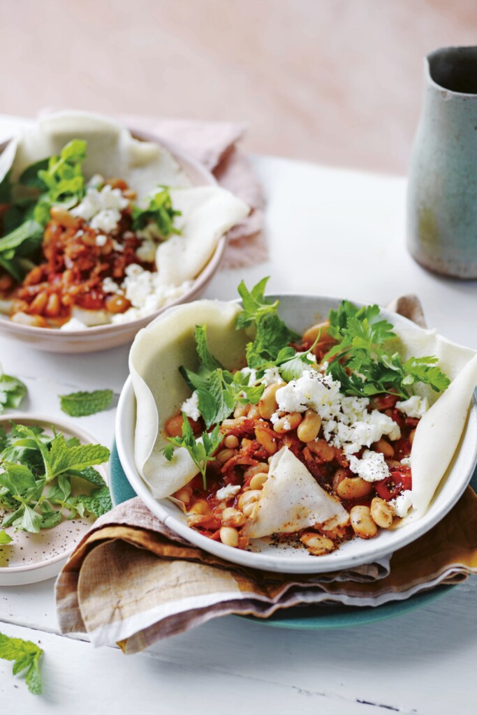 gebakken bonen met flatbread (injera)