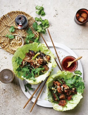 koolblad met zwarte bonen, aubergine en kip (san choy bow)