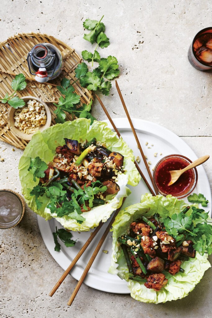 koolblad met zwarte bonen, aubergine en kip (san choy bow)