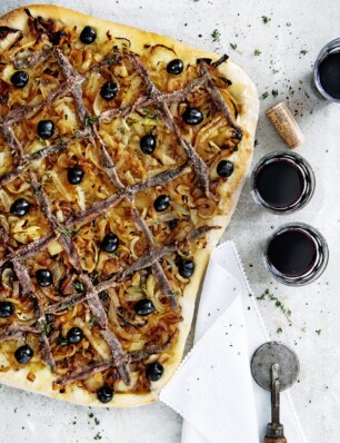 pissaladière – Franse pizza met ansjovis en gekaramelliseerde uien