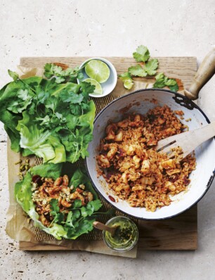 slablad met garnalen, kimchi & pittige gebakken rijst