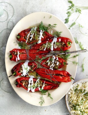 gevulde puntpaprika met lamsgehakt en yoghurt