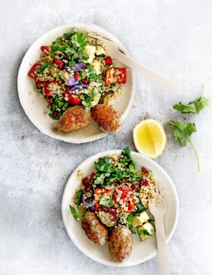 kip-köfte met geroosterde groente tabouleh & tahinidressing