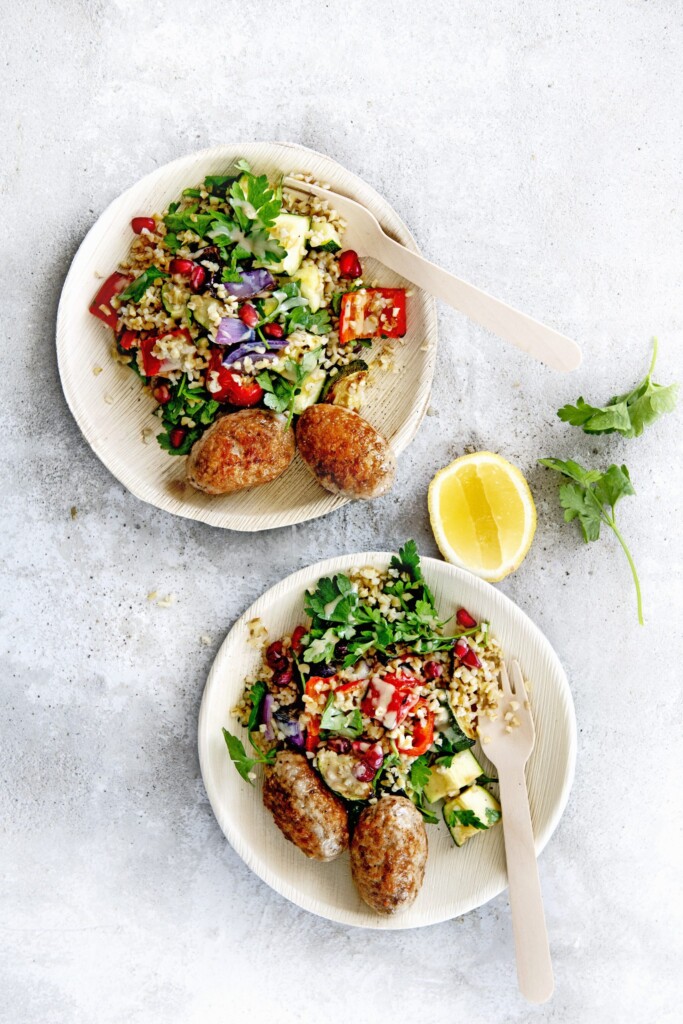 kip-köfte met geroosterde groente tabouleh & tahinidressing