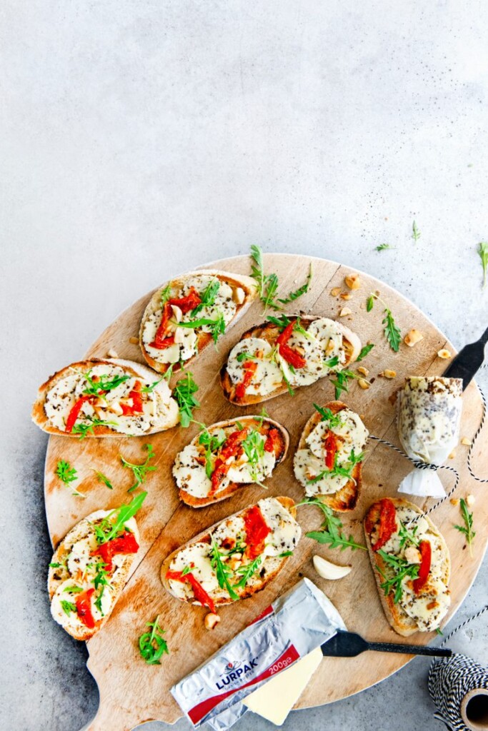 crostini’s met truffelboter, zongedroogde tomaat & macadamianoten