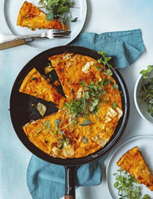 frittata met zoete aardappel, witte kool & cheddar