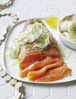 gemarineerde zalm met salade van venkel, appel & radijs