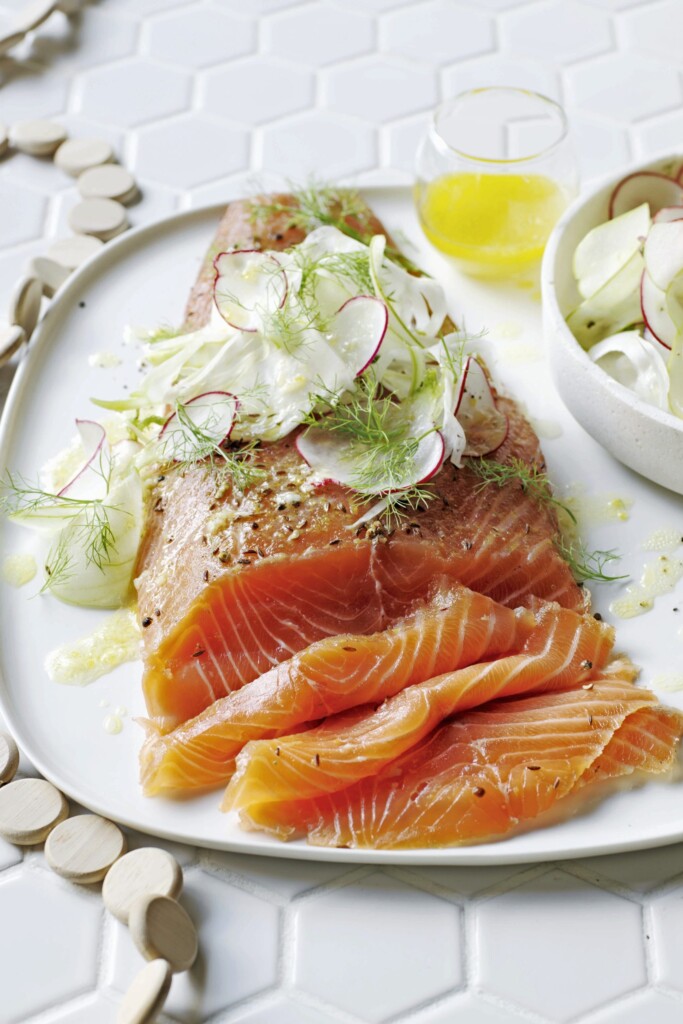 gemarineerde zalm met salade van venkel, appel & radijs