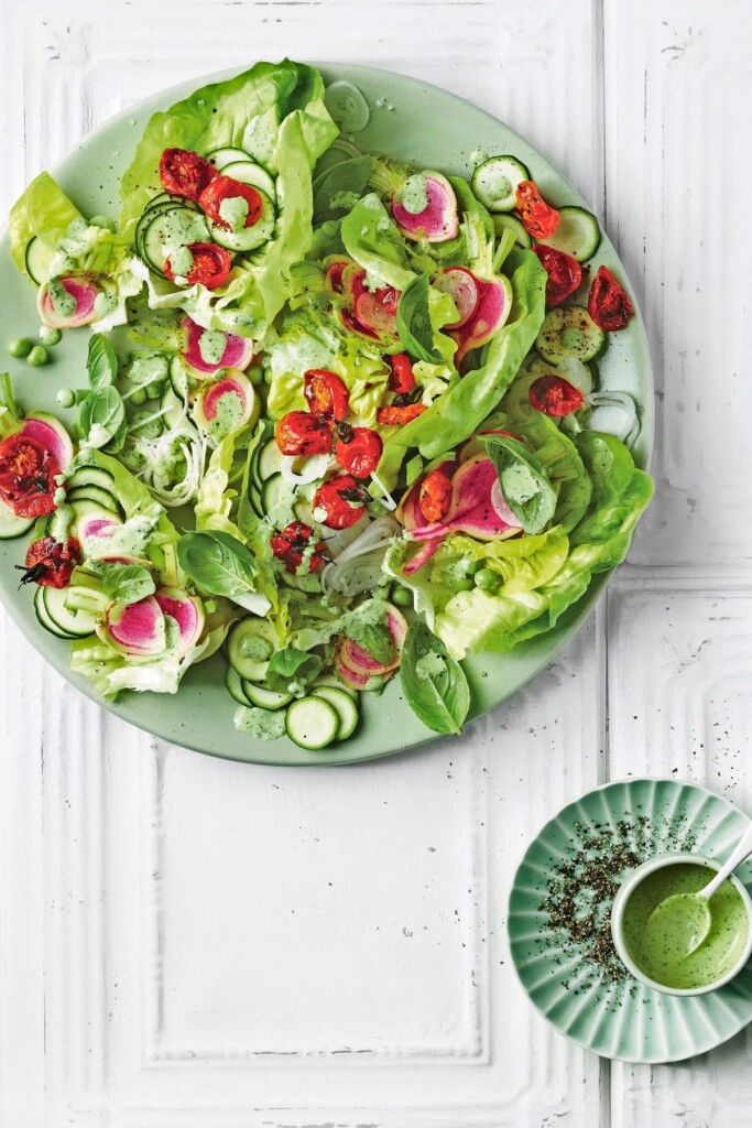 moestuinsalade met radijsjes en courgettes