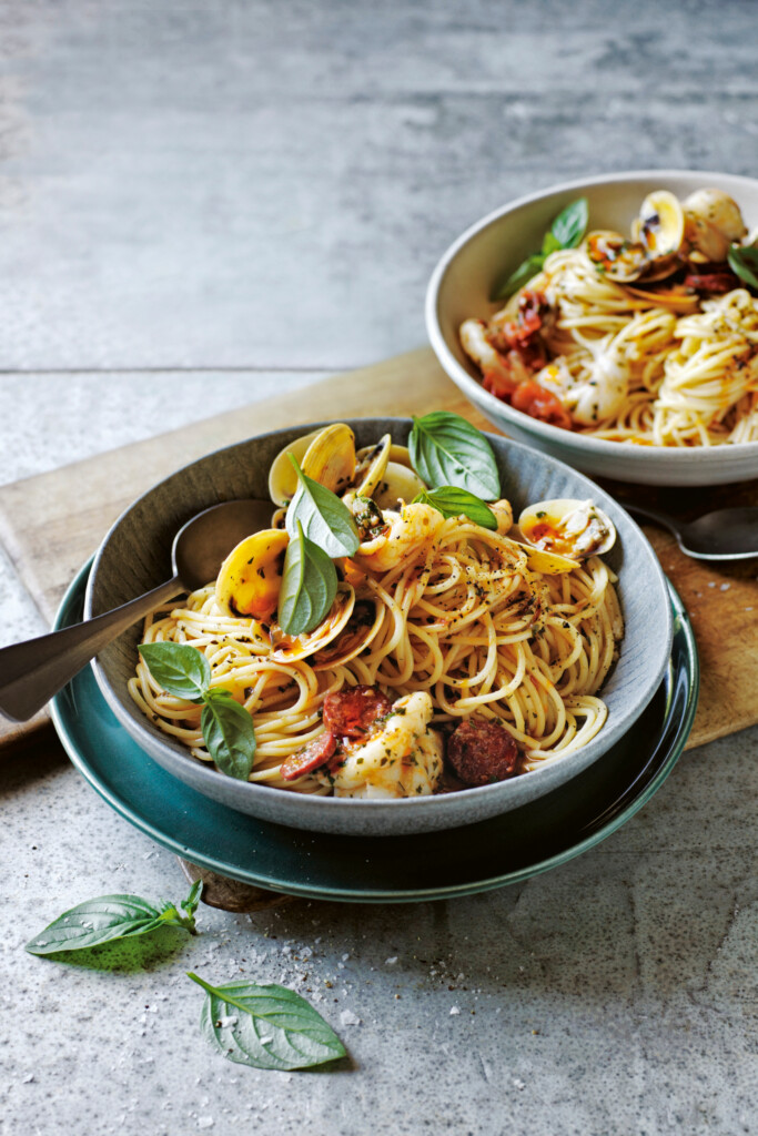 pasta met chorizo, vongole en garnalenolie