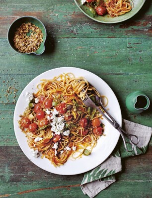 spaghetti met tomatensaus en basilicum