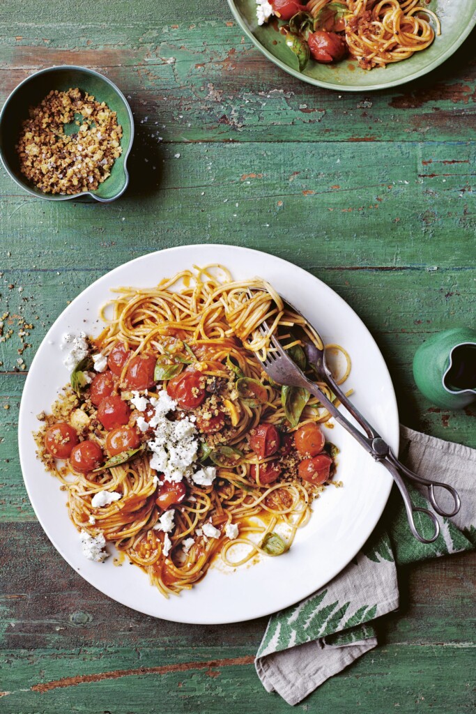 spaghetti met tomatensaus en basilicum