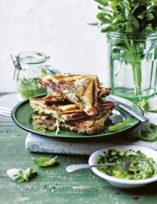 tosti met pesto en zuurkool