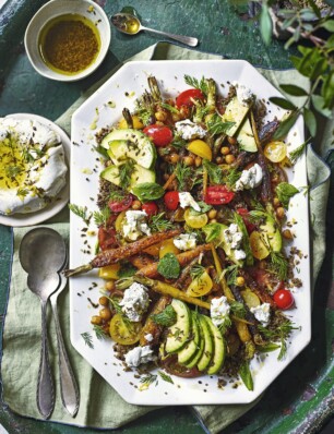 wortel-kikkererwtensalade met karwijzaaddressing en labne