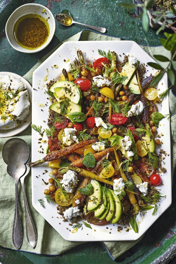 wortel-kikkererwtensalade met karwijzaaddressing en labne