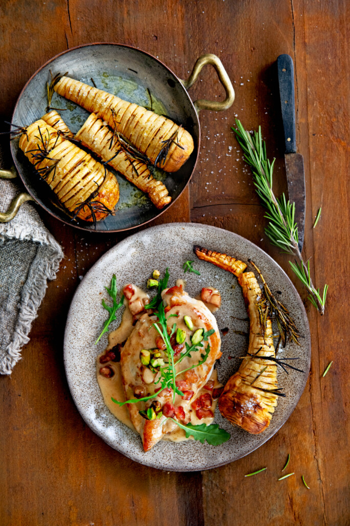 kip marsala met pancetta, rucola & pastinaakwaaiers