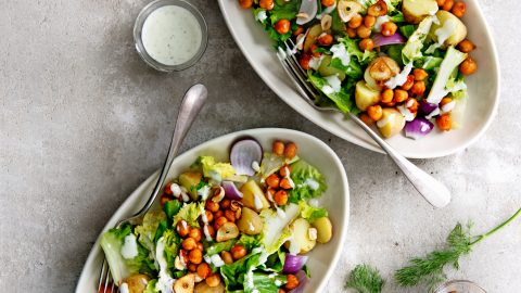 feta salade Lauwwarm-schepslaatje-met-andijvie-nieuwe-aardappel-gefrituurde-knoflook-en-fetadressing