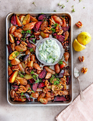 traybake met krieltjes, biet, knapperige kapucijners en tzatziki