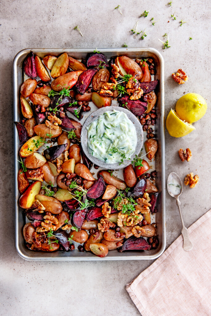 traybake met krieltjes, biet, knapperige kapucijners en tzatziki