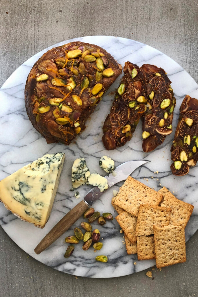 zo maak je stap voor stap een vijgen-dadelbrood