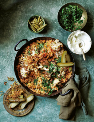 vegan pilav met geroosterde bloemkool, tomaten en sumak