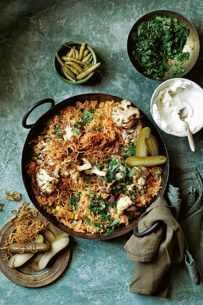 vegan pilav met geroosterde bloemkool, tomaten en sumak