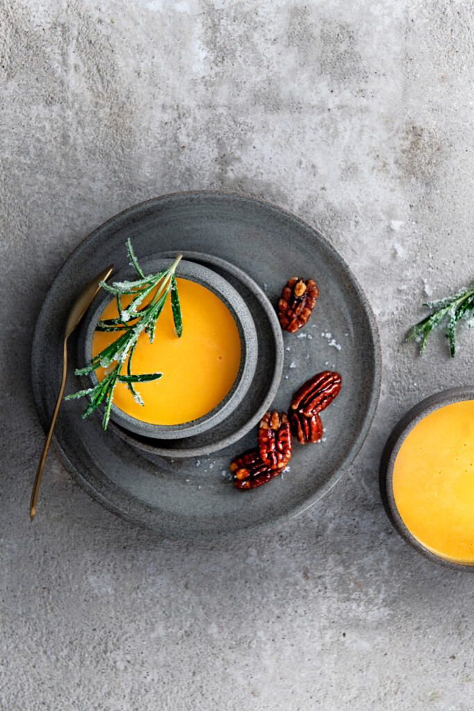 pompoen panna cotta met pecannoten en rozemarijn