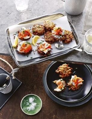 latkes met gerookte zalm en roomkaas