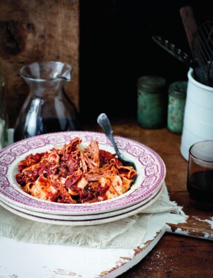 ragù van varkensvlees met rode wijn en pappardelle