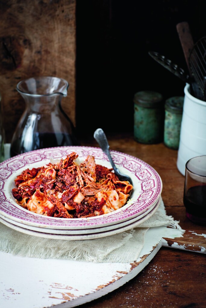 ragù van varkensvlees met rode wijn en pappardelle