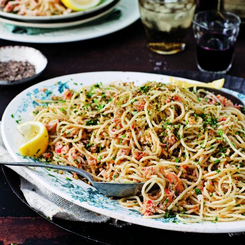 spaghetti met krab, spaanse peper en kruidige pangrattato