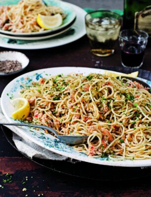 spaghetti met krab, rode peper en kruidige pangrattato