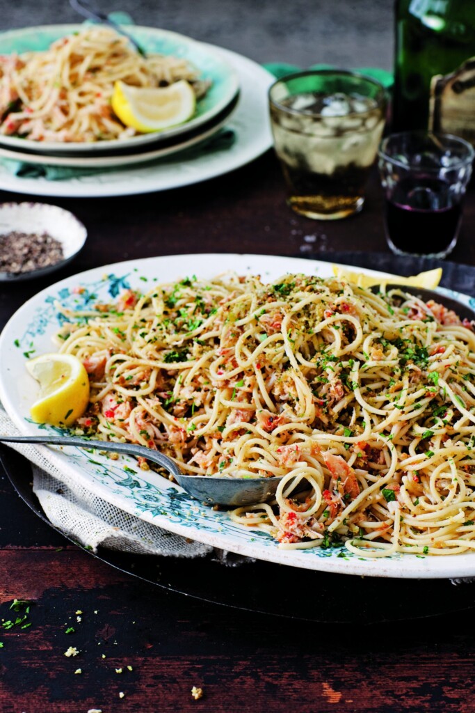 spaghetti met krab, rode peper en kruidige pangrattato