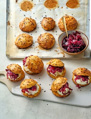 hartige soesjes: gougères met romige roquefort & rode-uiencompote