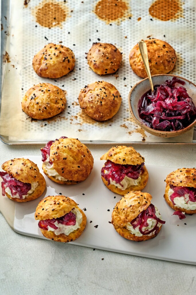 hartige soesjes: gougères met romige roquefort & rode-uiencompote